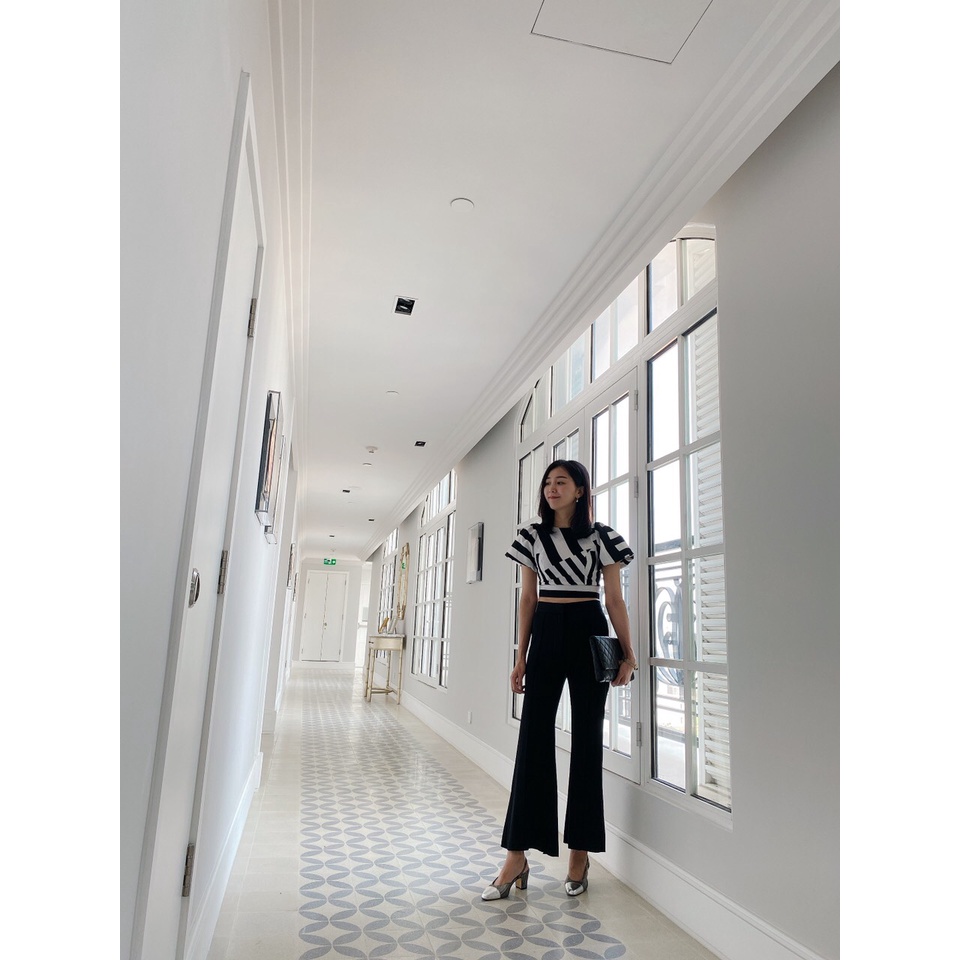 Áo croptop tay phồng E.studio kẻ đen trắng