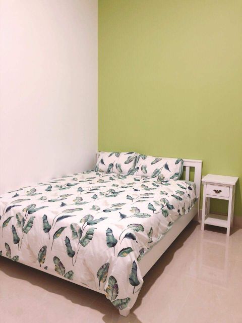 Giường gỗ thông nhập khẩu 1,6x2m màu trắng hiện đại