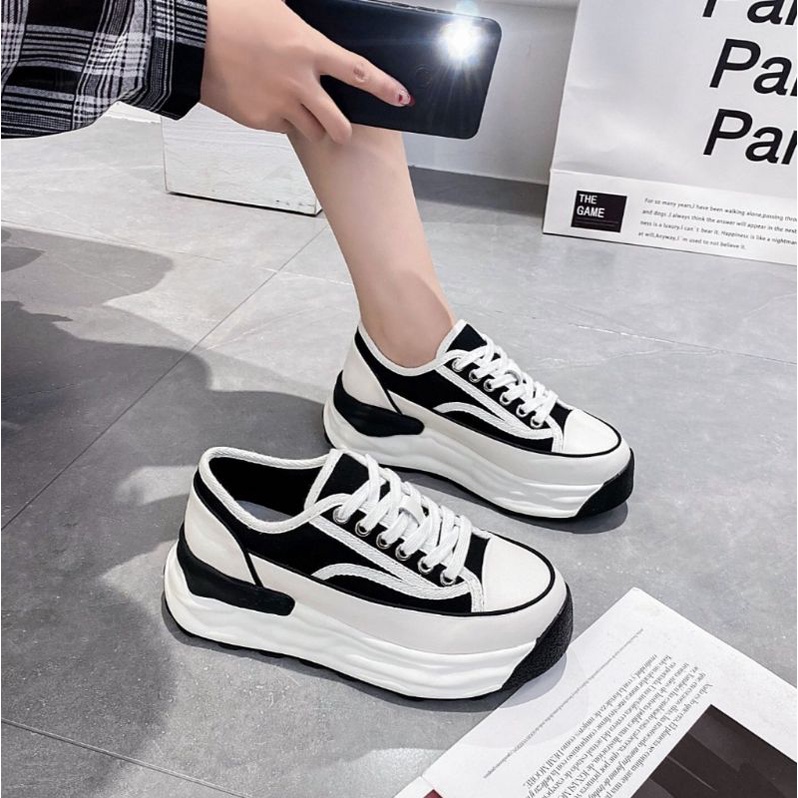 Giày thể thao nâng đế