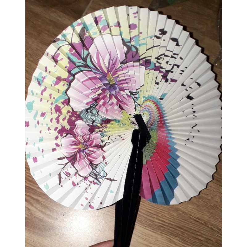 Một chiếc quạt giấy in hình xếp