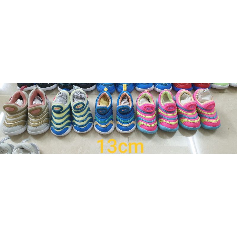 Giày sâu cho bé e, tìm cho ạ