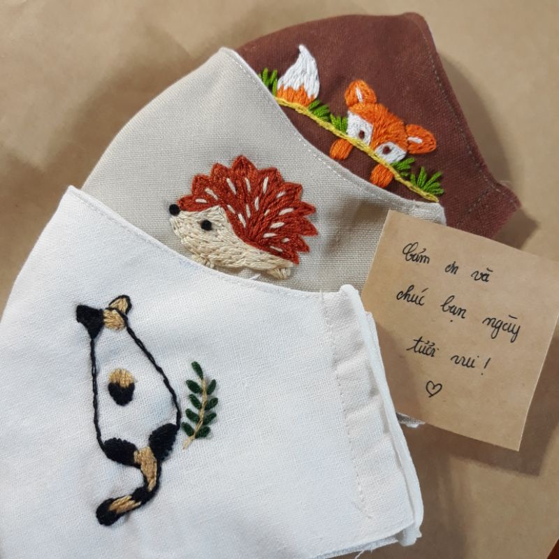 Khẩu trang vải 3 lớp linen, thêu tay con mèo, nhím, cáo và chim cú 🐦🐦🐦 | BigBuy360 - bigbuy360.vn
