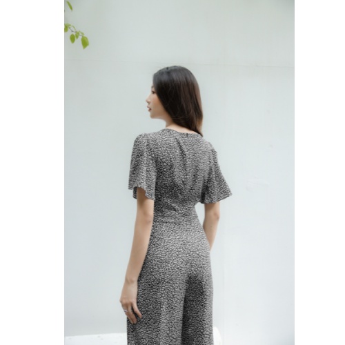 Jumpsuit nữ hoạ tiết báo dáng lửng, ống suông, tay loe, có túi, khoá giọt lệ phía sau CLARA MARE JUM3005