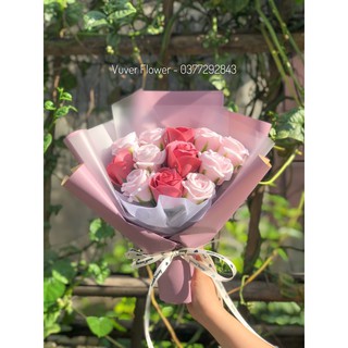 (Hoa thiết kế) Bó hoa hồng sáp 12 bông tone hồng bọc giấy tím nhạt (Tặng thiệp) - Ảnh thật kèm video