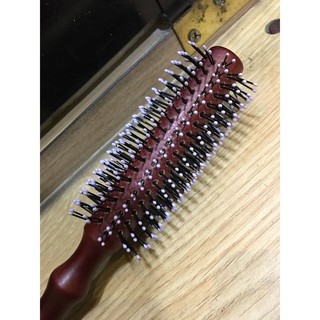 Lược tròn cán gỗ dễ dàng tạo kiểu tóc
