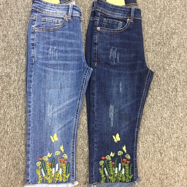 Quần jeans lững thêu hoa