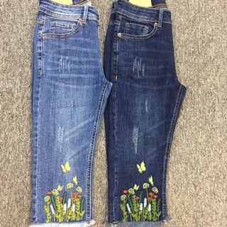 Quần jeans lững thêu hoa
