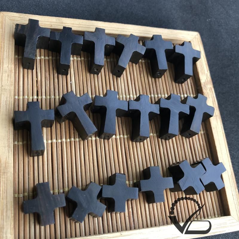 Charm Thánh Giá gỗ Mun dành cho khách Công giáo