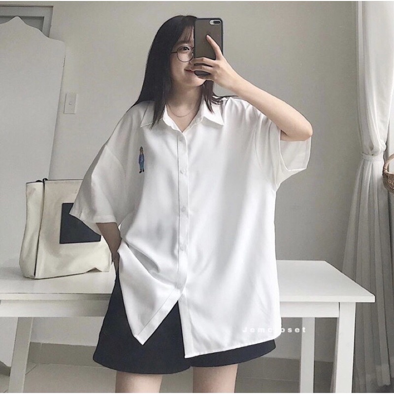 [Mã 11FASHIONSALE1 giảm 10K đơn 50K] Áo Sơ Mi nữ MRA cổ bẻ tay ngắn - dáng rộng Unisex - thêu gấu bông đáng yêu | BigBuy360 - bigbuy360.vn