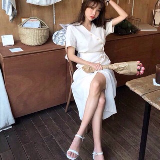 Đầm trắng nút xéo