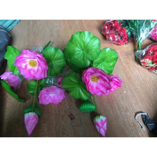Cụm sen giả. hoa giả trang trí nhà cửa hoặc cắm bình , lọ trang trí tượng bác hồ
