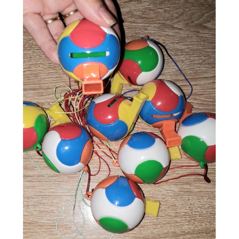 Một chiếc kèn_ tu hít hình quả bóng bằng nhựa nhiều màu sắc