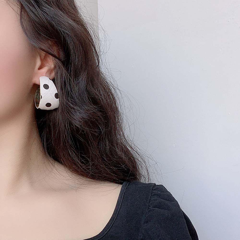 QQMALL Khuyên Tai Hình Chữ C Họa Tiết Chấm Bi Phong Cách Hàn Quốc