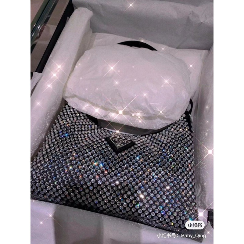 Túi gắn đá prada