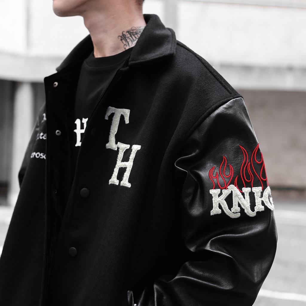 Áo Khoác Varsity Jacket Chất Liệu Dạ Tay Da Dày Dặn Cổ Bẻ Form Rộng Thoải Mái Unisex Hình Thêu Sắc Nét Màu Đen