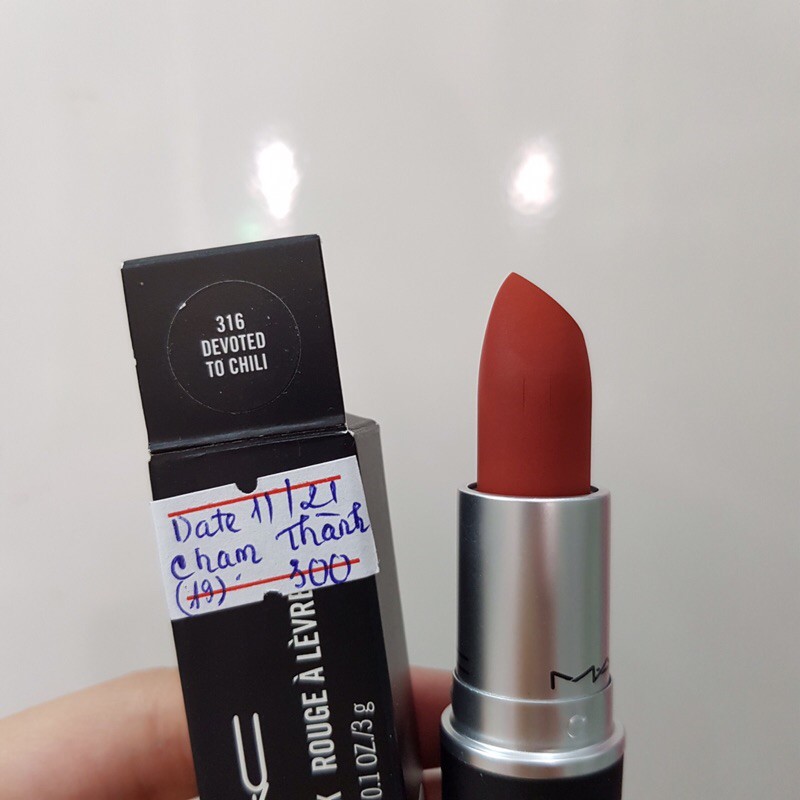 Thanh lý son MAC Powder Kiss màu Devoted To Chili lỗi như hình (Inbox số cụ thể để được hình chi tiết lỗi)