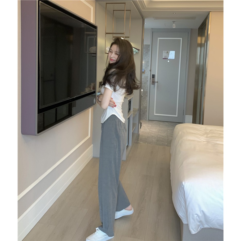 Áo tay ngắn cổ chữ V/ Quần ống rộng bằng chất liệu thân thiện với làn da (có bán lẻ)