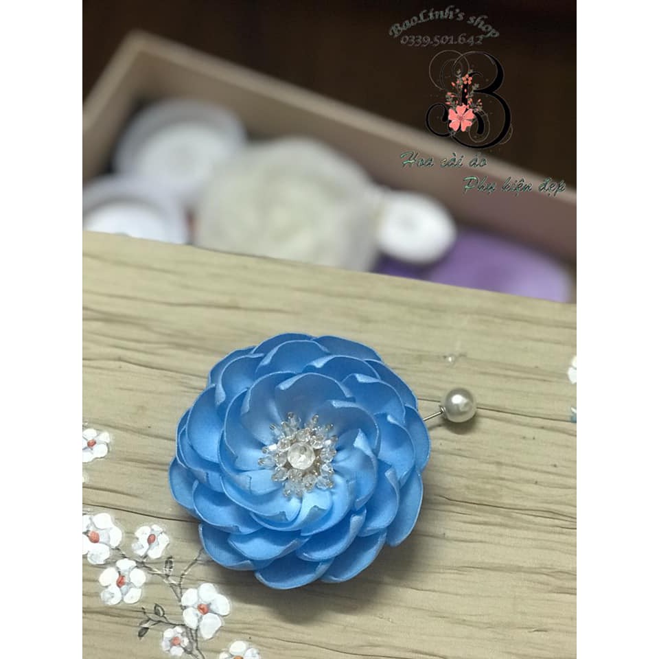 Hoa cài áo nhụy pha lê CA004