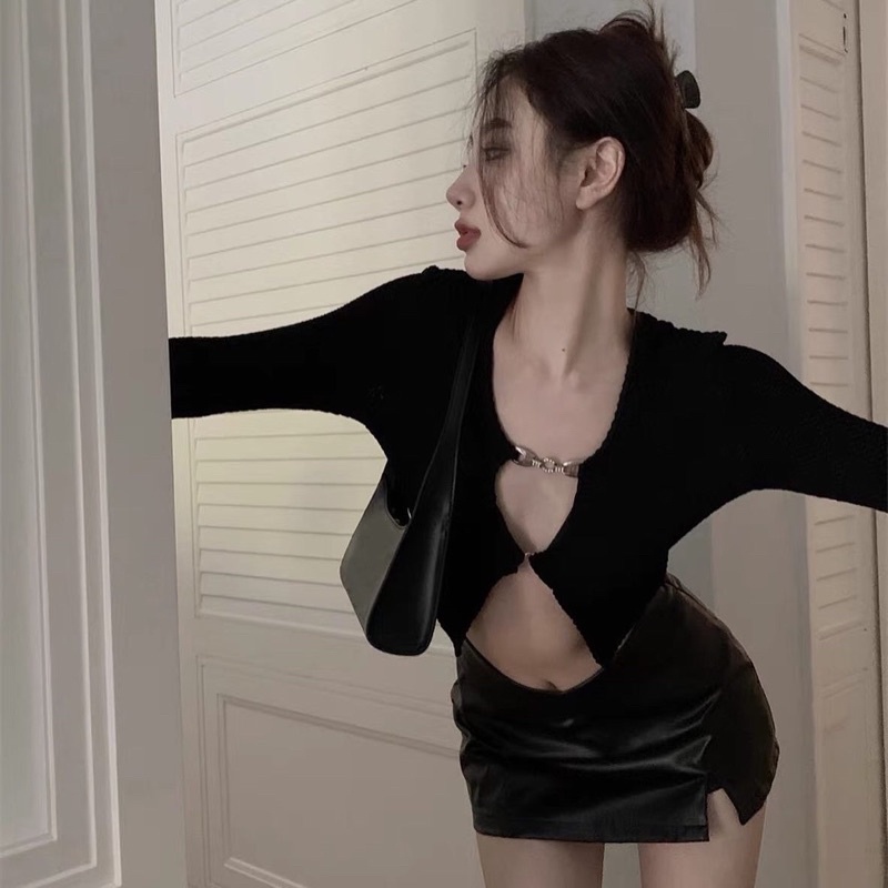 Áo đen dệt kim và chân váy da