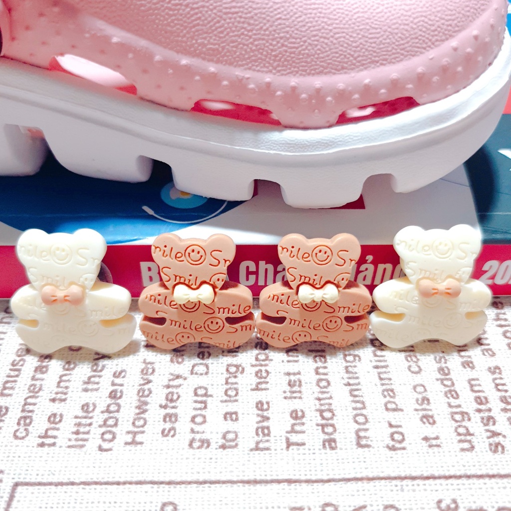 [ Gấu màu kem và socola] Nút cài dép sticker jibbitz 3D loại nhựa cứng (2.2x2.7cm)