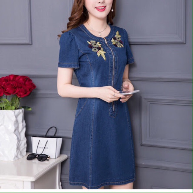 Đầm jean cổ tròn phù hợp moi lứa tuổi  thêu hoa bao đẹp