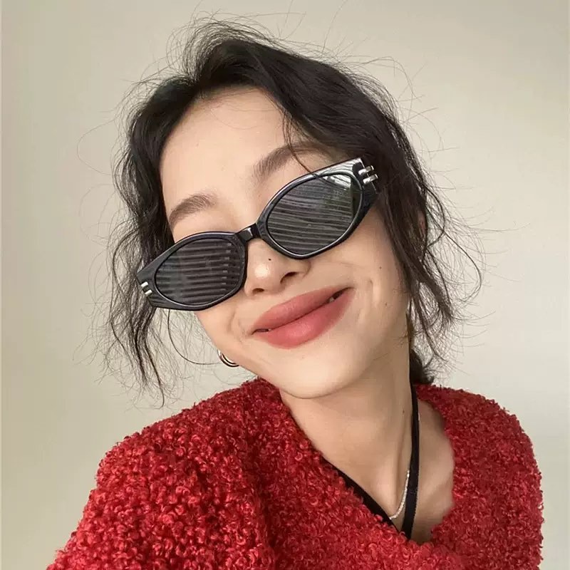 Kính mát đen cá tính dành cho nam và nữ