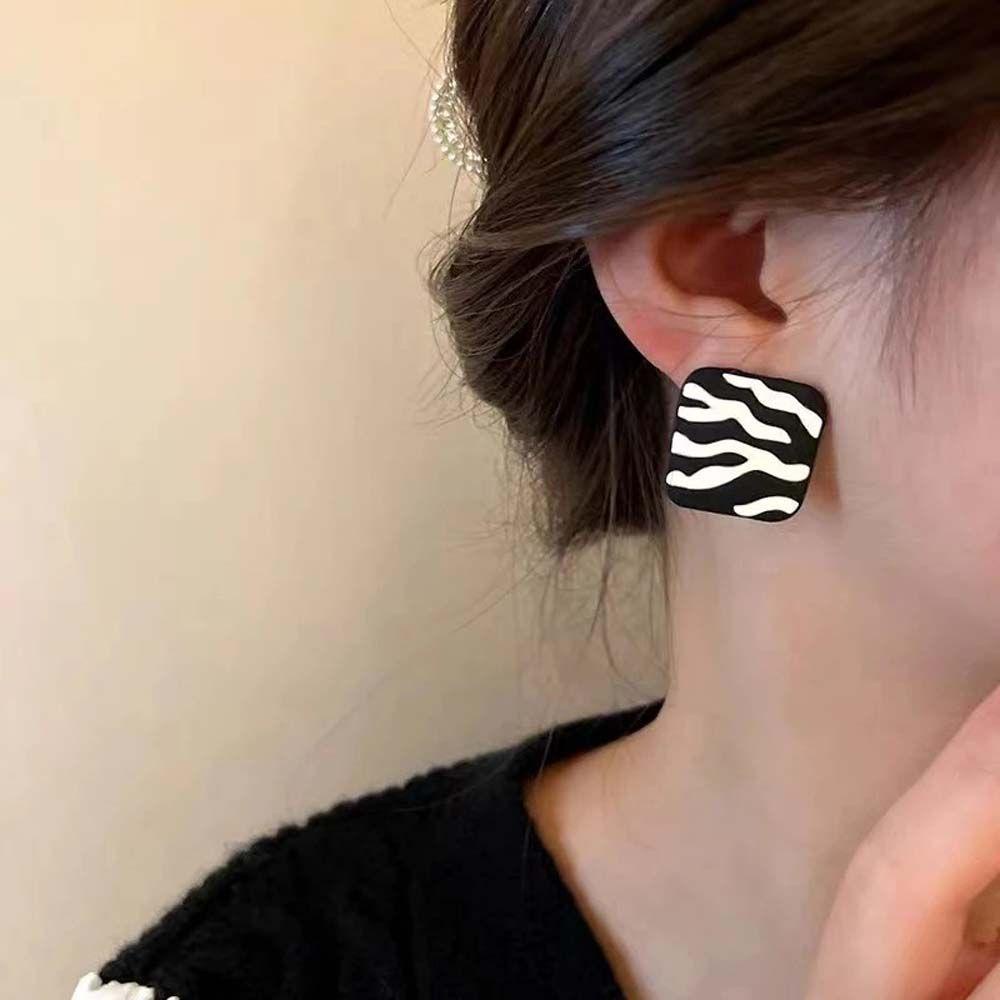 Bông Tai Hình Vuông Họa Tiết Kẻ Sọc Trắng Đen Thời Trang