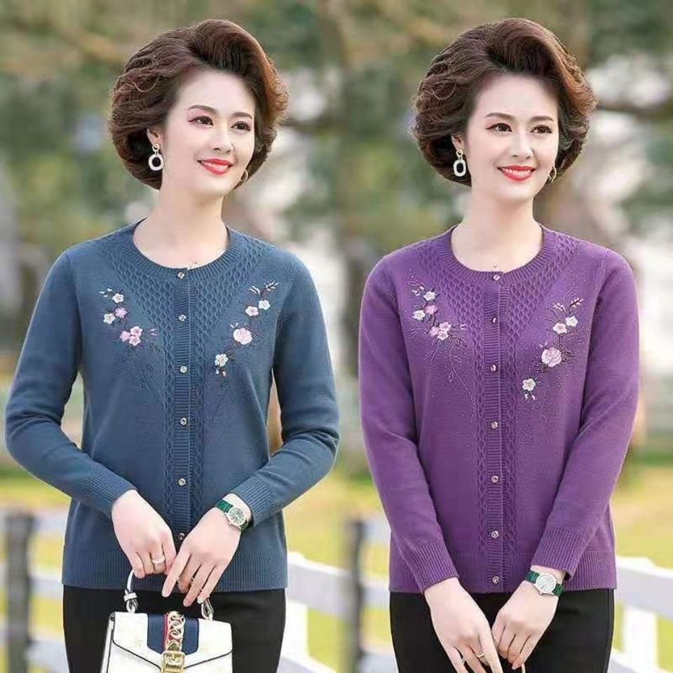 Các bà mẹ trung niên và cao tuổi mặc áo khoác len choàng khăn ngắn của phụ nữ cộng với mùa thu đông