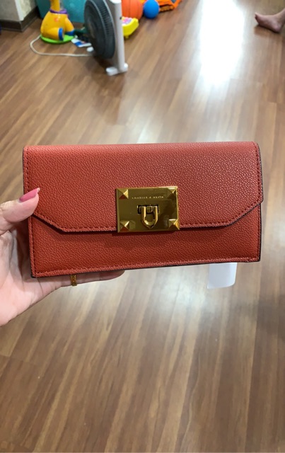 Ví cầm tay khoá vuông