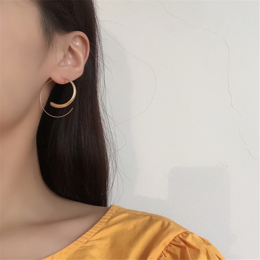 Bông Tai Hình Tròn Màu Vàng Thiết Kế Đơn Giản Thời Trang Sang Trọng Cho Nữ bông tai nữ