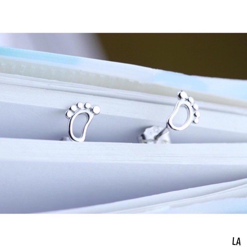1 CHIẾC NỤ TAI BẠC CÁ TÍNH HÌNH LƯỢC VÀ HÌNH KÉO HÌNH BÀN CHÂN