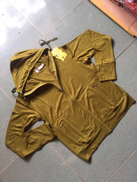 Áo khoác thun lạnh với 2 túi ngoài có dây kéo, 2 túi trong rộng. | BigBuy360 - bigbuy360.vn