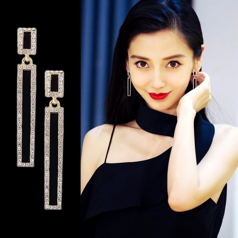 Khuyên tai trang trí kim cương giả lấp lánh sang trọng