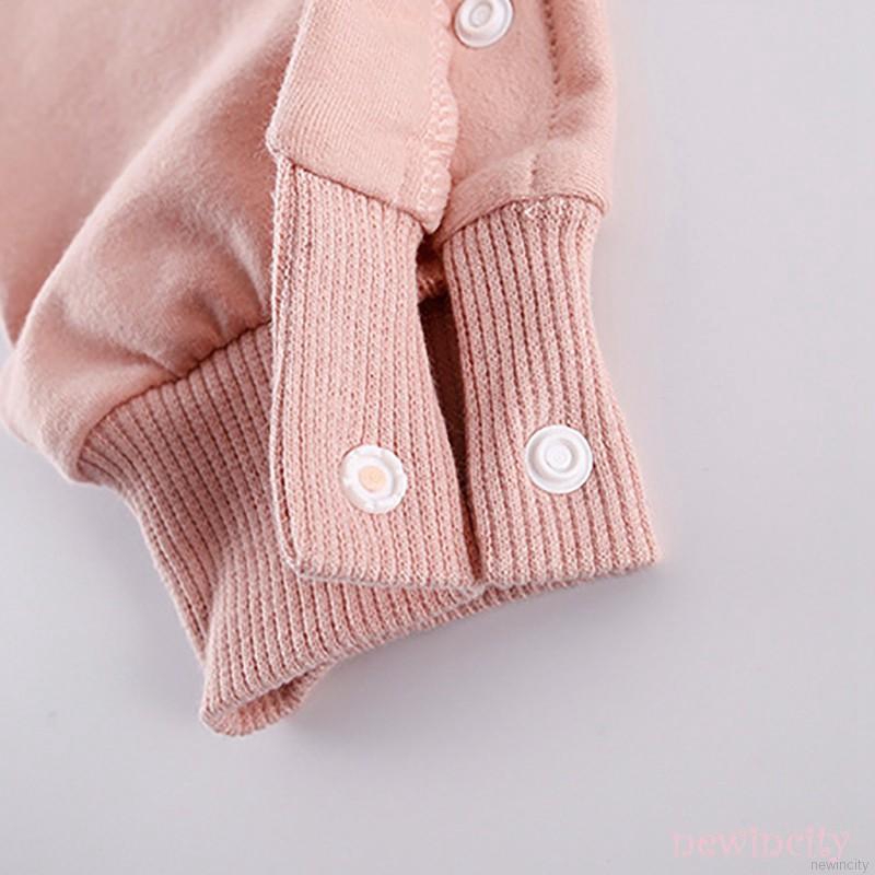 Jumpsuit tay dài hoạ tiết chữ in phong cách Hàn Quốc cho bé