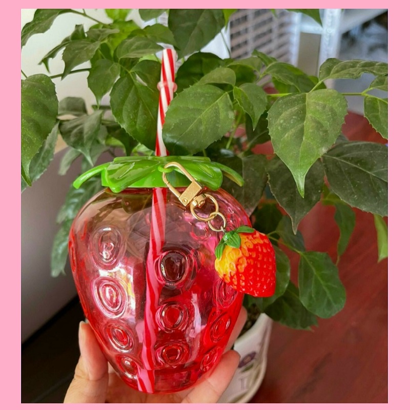 Bình Cốc Đựng Nước Hình Quả Dâu Tây Cute Dễ Thương Chịu Nhiệt Tốt Dung Tích 500ml Tặng Kèm Móc Hình Trái Dâu Và Ống Hút