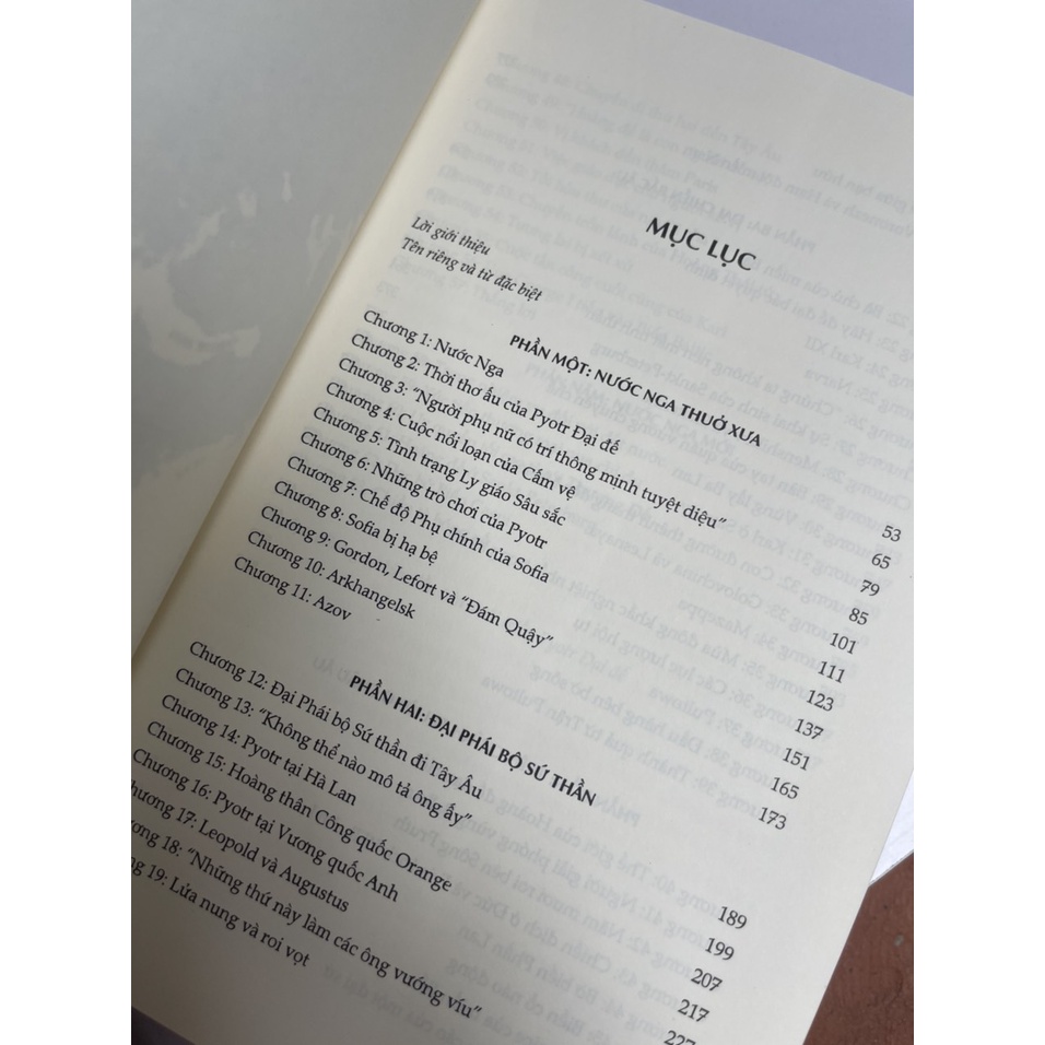 Sách - Pyotr Đại đế Người con vĩ đại của nước Nga – Robert K. Massie – Diệp Minh Tâm dịch – NXB Tri Thức