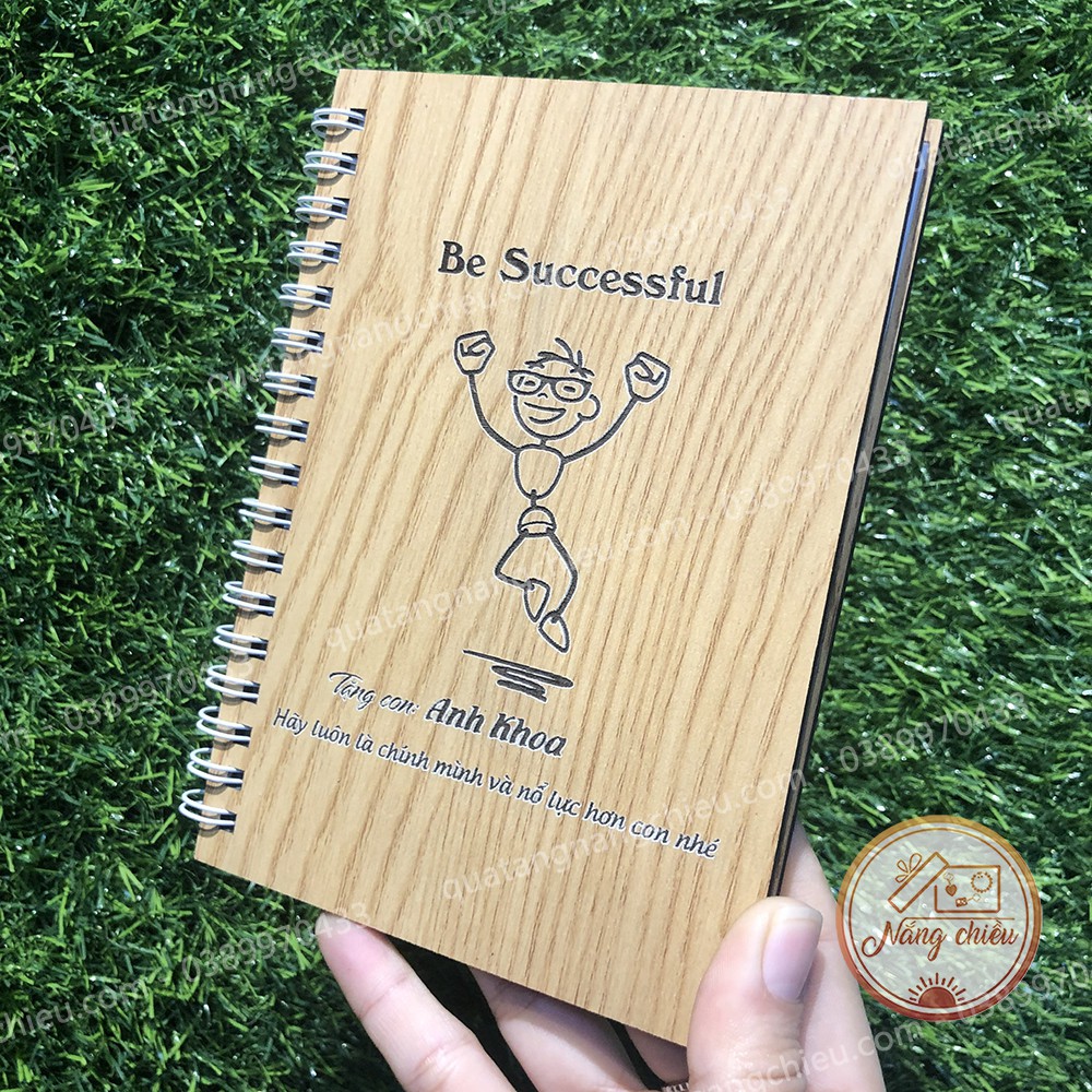 Sổ lò xo làm quà tặng cho các bé - Sổ bìa gỗ cứng khắc hình và lời chúc theo yêu cầu