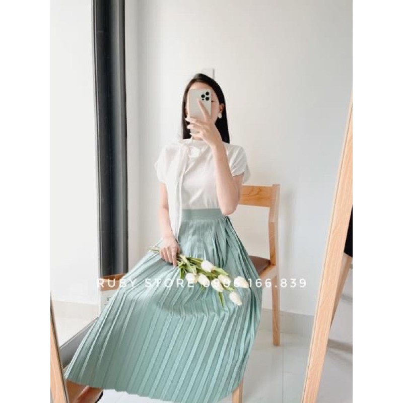 Set sơ mi váy xếp ly xanhTHVới thiết kế dáng áo ngắn cùng thắt nơ lạ mắt đẹp khiến set đồ của nàng trở nên hoàn hảo hơn.