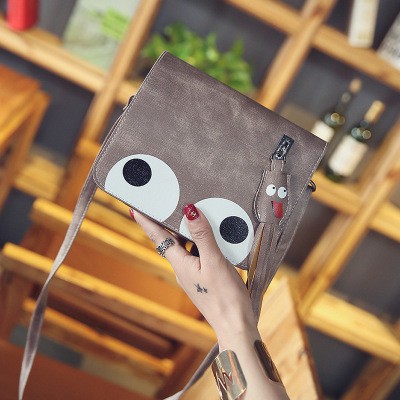 Túi đeo chéo nữ hình đôi mắt đính tua rua thời trang đẹp