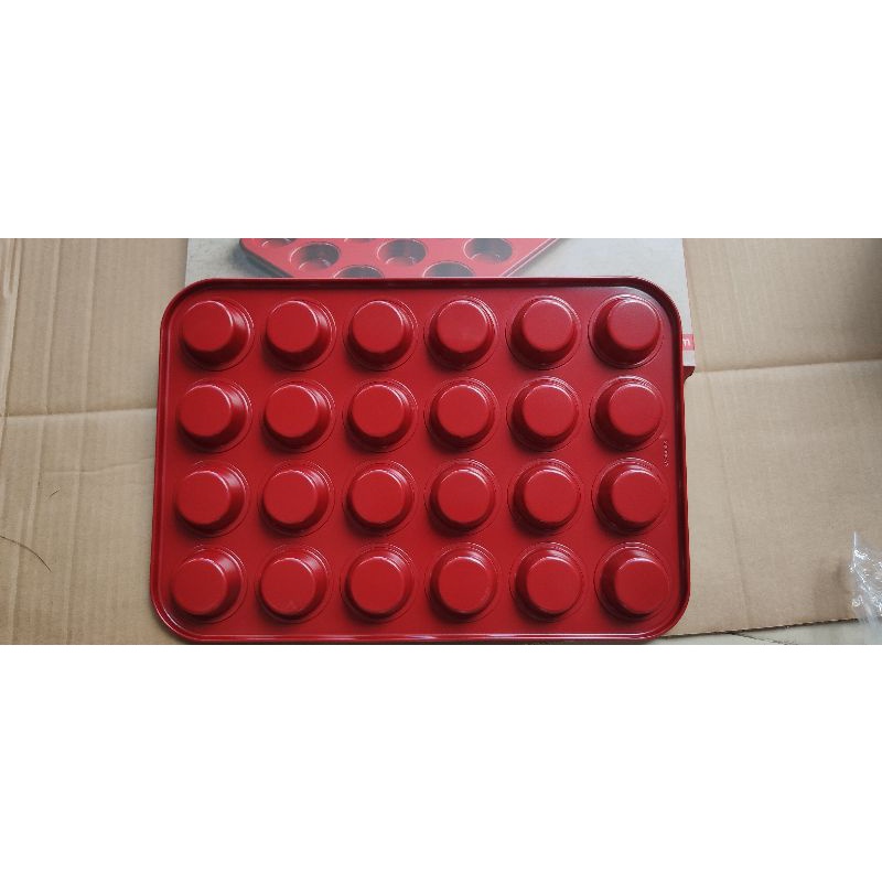 Khay Đỏ Cupcake 24 Ô Breadleaf 37.8 x 25.8cm