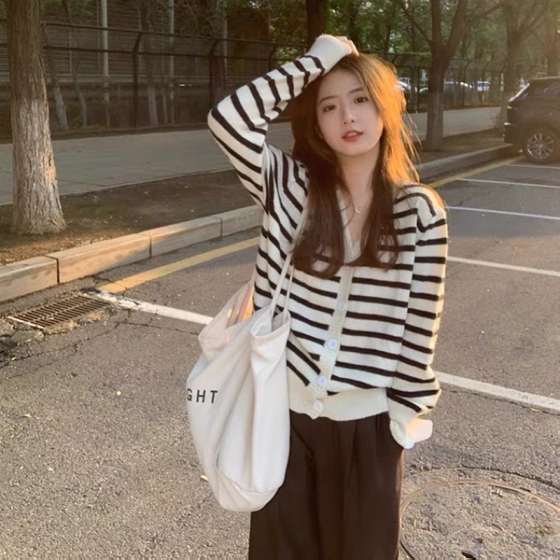 Áo khoác len mỏng cardigan dệt kim kẻ ngang trắng đen thanh lịch dễ thương Yannie
