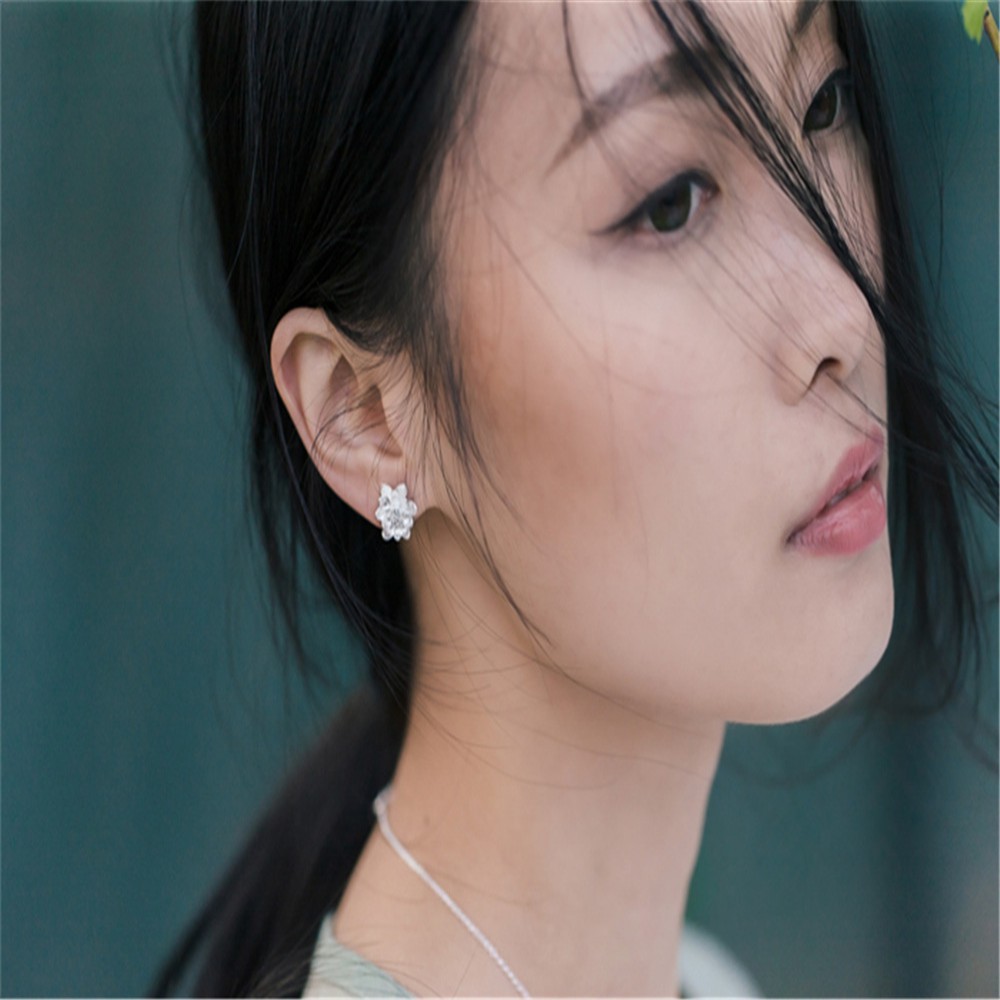 Khuyên tai hình bông sen