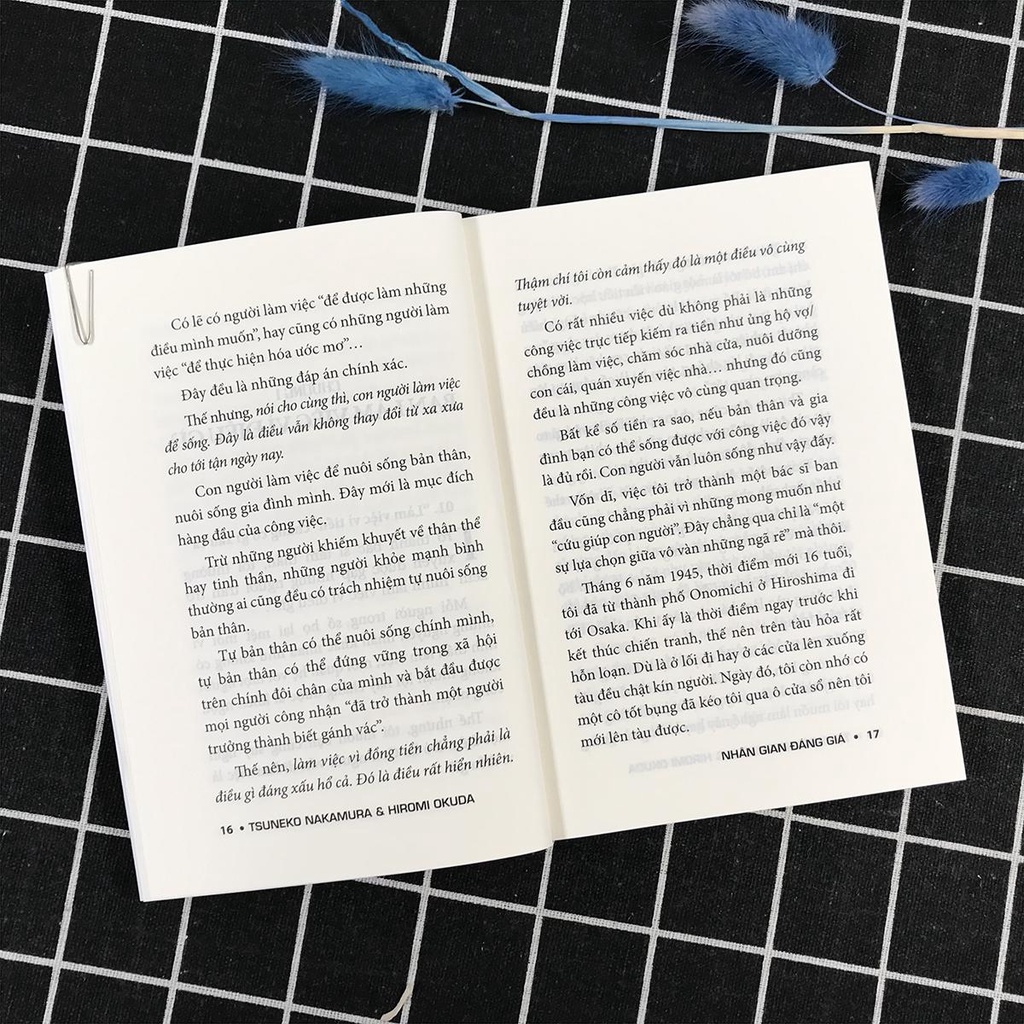 Sách - Nhân Gian Đáng Giá (Kèm Sổ Tay Mini, Bookmark)