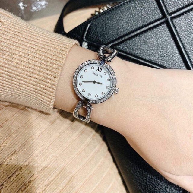 Đồng hồ nữ Bulova 96L223 vừa là lắc tay, vừa là đồng hồ xinh xắn, thích hợp cho các nàng tay Tấm nhỏ nhắn!