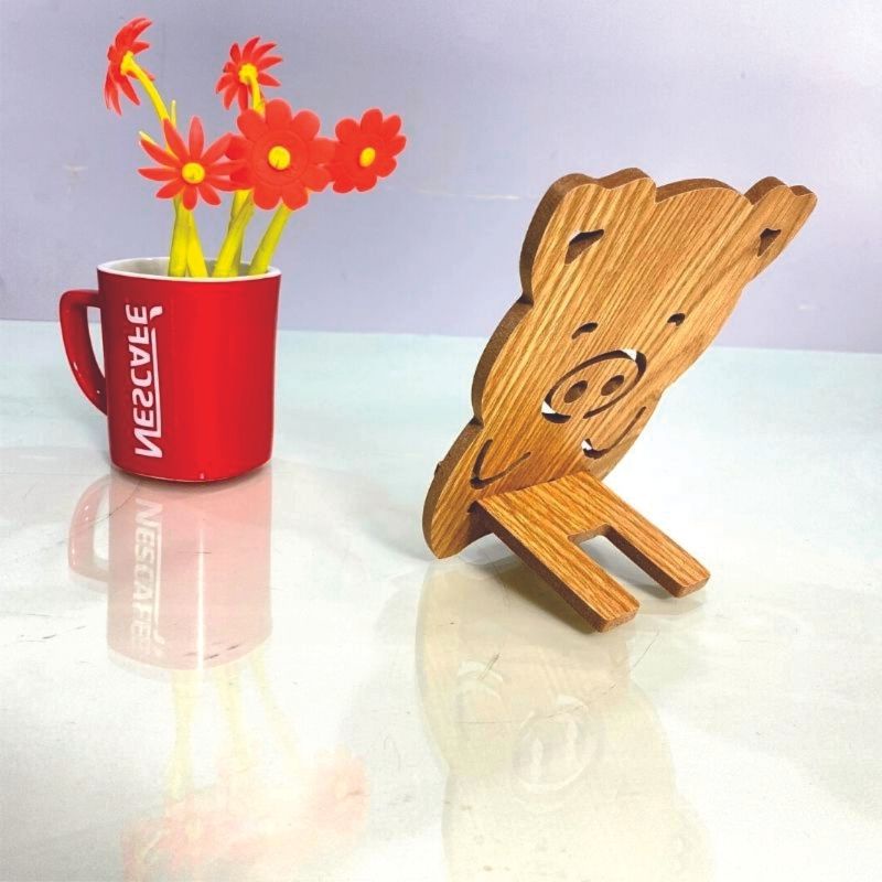Kệ Điện Thoại Giá Đỡ Máy Tính Bảng Mini Bằng Gỗ Ép Tiện Dụng Hình Con Heo Dễ Thương 16.5cmx14.2cm