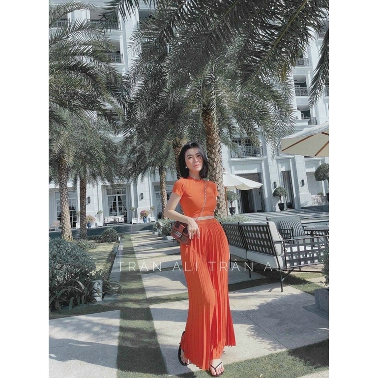 Set 2 món áo và quần đi chơi với quần dài ống rộng kèm áo ôm body ngắn lưng, chất vải cotton