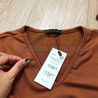 Váy xuông xẻ tà cổ V
