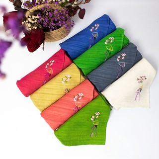 Khăn tay tơ tằm thêu thủ công truyền thống họa tiết cô gái ngắm hoa kích thước 35x35 cm