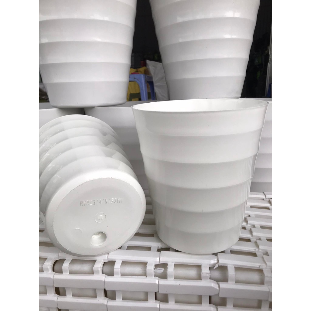 Chậu nhựa tròn cao xoắn trồng hoa đường kính miệng 20 cm - cao 22cm