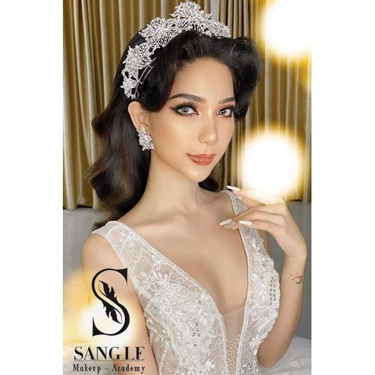 Cài đá kèm bông tai cực sang chảnh.